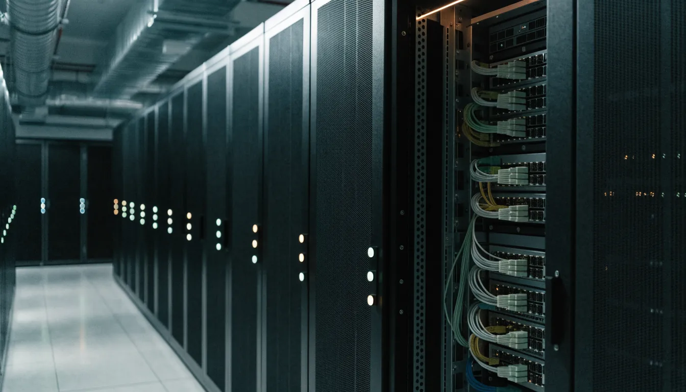 Serverovna s řadami přístrojů a jemnými kontrolkami osvětlení